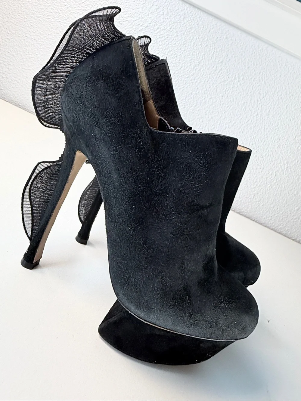 Nicholas Kirkwood Black Suede Ruffle Heel Platform Booties Size 38 With Dustbag